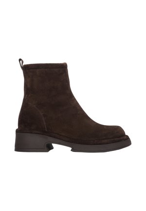 Bruine suede enkelboot met een ronde neus, korte schacht en een trekband. Getextureerde bovenkant en een stevige rubberen zool voor stabiliteit.