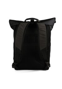 Mochila negra con un diseño de parte superior enrollable, hecha de una tela duradera. Cuenta con correas de hombro acolchadas y ajustables y un respaldo de malla para mayor transpirabilidad.