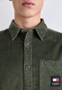 Tommy Jeans UNISEX - Cămașă - fatigue green
