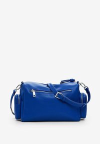 Blaue Lederhandtasche in rechteckiger Form, mit zwei Reißverschlussfächern und einem abnehmbaren Tragegurt. Verfügt über silberne Beschläge und eine strukturierte Oberfläche.