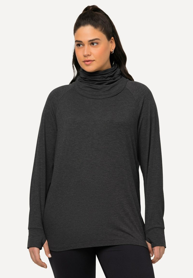 Maglione a maniche lunghe grigio scuro con colletto alto, dal taglio morbido e rilassato. Presenta un colletto arrotolato e maniche raglan.