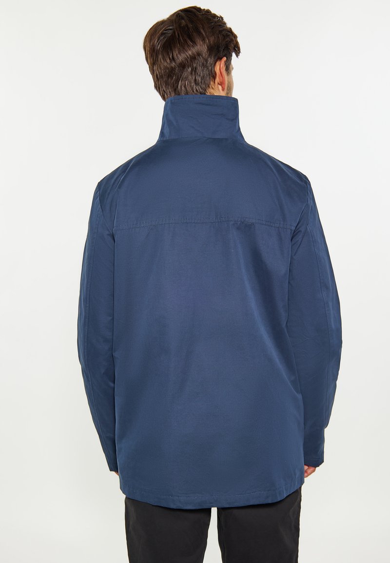 Marinejacke mit hohem Kragen, langen Ärmeln und lockerer Passform. Glatte Textur, minimalistisches Design und keine sichtbareren Beschläge.