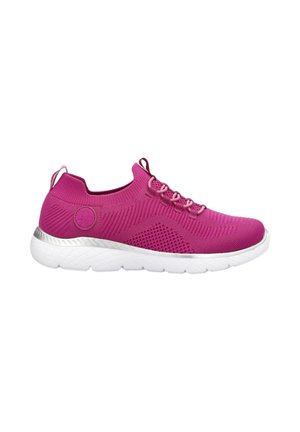 Różowy, dziergany niskoprofilowy sneaker z pętelkami do ściągania, elastycznymi sznurówkami oraz białą, teksturowaną podeszwą z srebrnym paskiem akcentującym.