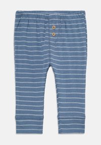 Blauwe gestreepte broek van zachte katoen, met twee houten knopen en een elastische tailleband. Boorden bij de enkels voor een strakke look.