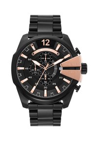 Montre chronographe noire avec un bracelet en acier inoxydable, accents en or rose, grand chiffre 12 et plusieurs sous-cadrans sur un cadran noir.