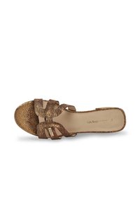 Sandal in metallo marrone con una finitura testurizzata, caratterizzata da ampie cinghie e punta rotonda, montata su una suola piatta. Marca impressa sulla soletta.