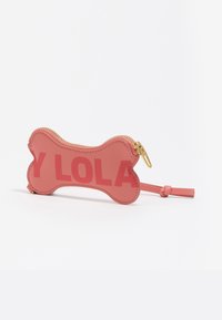 Różowa skórzana sakiewka na monety w kształcie kości dla psa, z złotym zamkiem błyskawicznym i małym paskiem na nadgarstek na białym tle.