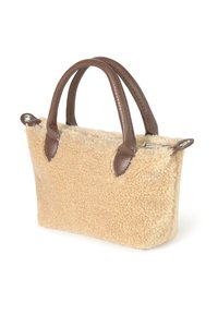 Bolso de piel de borrego beige con asas de cuero texturizado marrón oscuro y cierre de cremallera plateado sobre un fondo blanco.