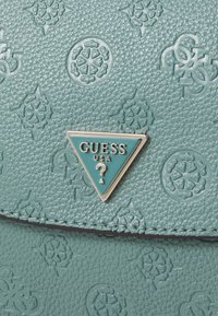 Guess CRESIDIA XBODY FLAP - Keresztpántos táska - teal