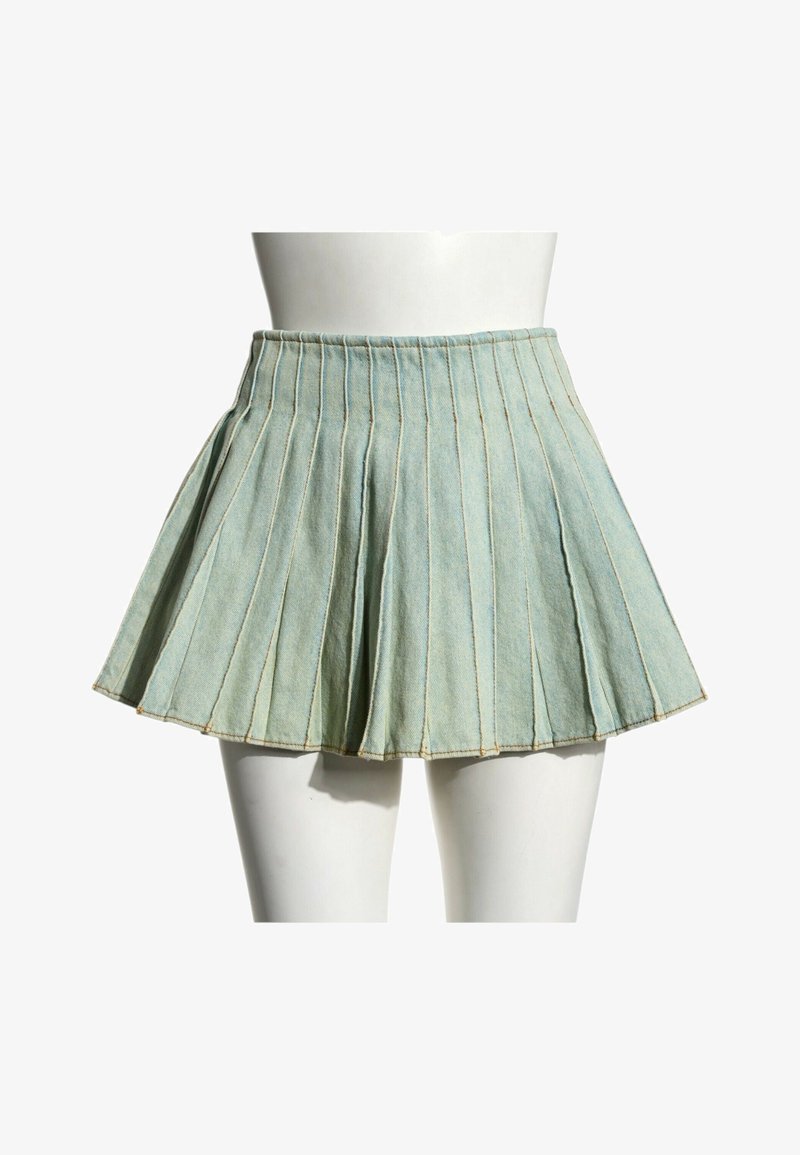 Mini-jupe en jean plissée bleu clair exposée sur un torse et des jambes de mannequin blanc sur un fond uni.