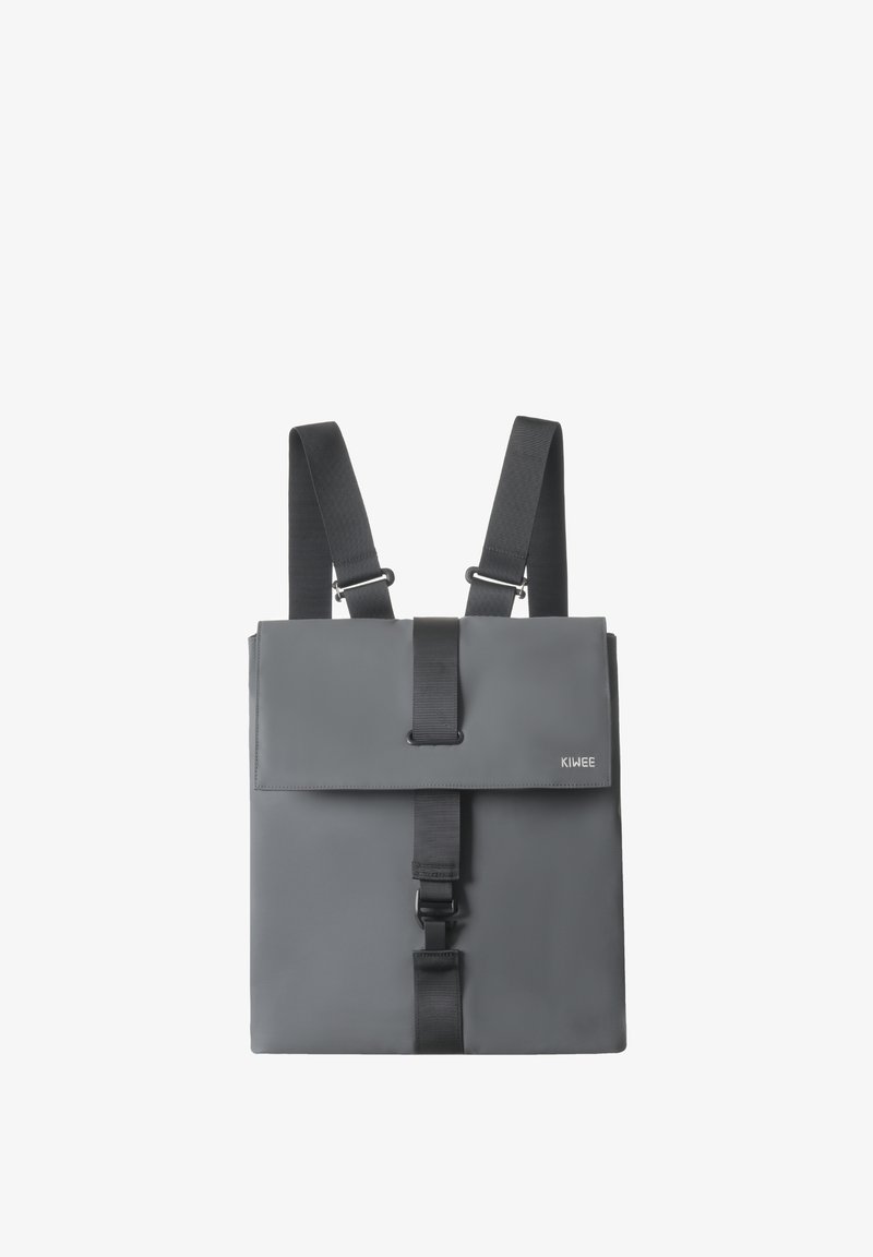 Grå ryggsäck med justerbara svarta remmar, säker framspänne och flikstängning. Tillverkad av ett slätt, hållbart material. Minimalistisk design.