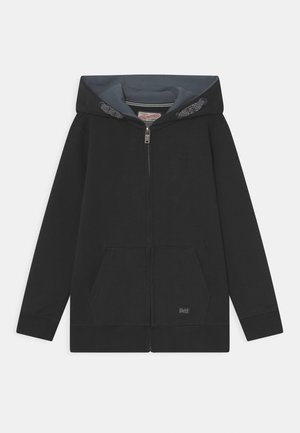 Schwarzer Kapuzenpullover mit Reißverschluss aus weichem Stoff, mit grau gefütterter Kapuze, zwei Vordertaschen und dezenter Logodetail am Saum.