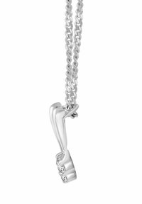 Srebrna bransoletka z zawieszką w kształcie stylizowanej dłoni, o gładkiej, polerowanej powierzchni i misternych zdobieniach w pobliżu zapinki.