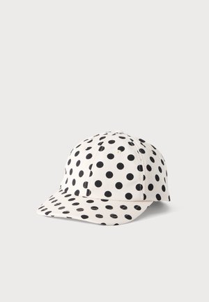 Casquette de baseball blanche avec un motif de pois noirs uniformément espacés couvrant toute la surface.