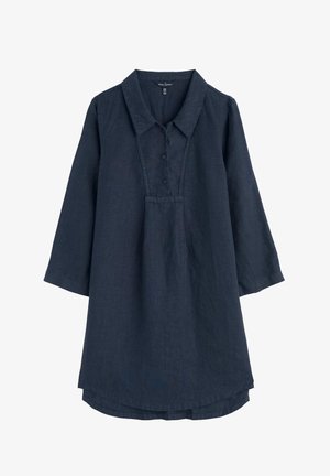 Tamno plava lanena košulja s ovratnikom, gumbima i rukavima do tri četvrtine. Zaobljeni donji rub i lagana tekstura.