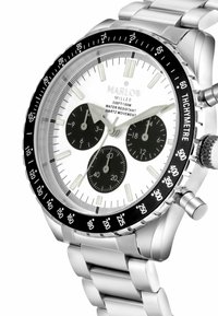 Zilveren chronograafhorloge van roestvrij staal met een witte wijzerplaat, zwarte subwijzerplaten en een zwarte lunette. Heeft fluorescerende wijzers en een metalen armband.