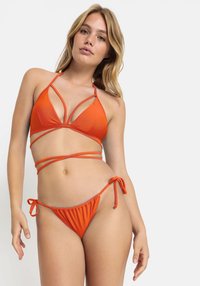 Oranje bikinitop en -broekje met een driehoekig bovenstuk met meerdere banden en een striksluiting aan de zijkant. Het materiaal lijkt glad en rekbaar.