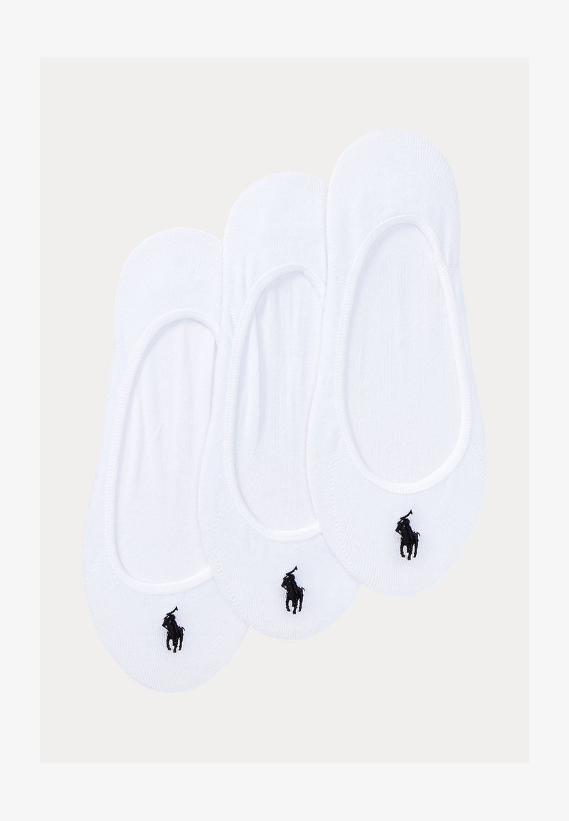 Drie paar witte no-show sokken met een zwart polo speler logo op elk teengebied, overlappend gerangschikt op een neutrale achtergrond.