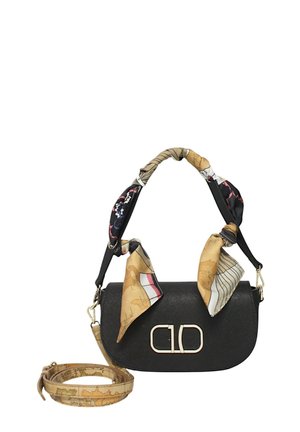 Borsa a mano in pelle nera con forma curvada, dettaglio del logo dorato, decorata con una sciarpa in tessuto stampato sul manico, include una tracolla rimovibile.