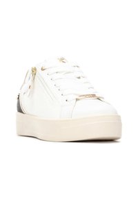 Zapatilla blanca con un upper de cuero texturizado, cordones planos, acentos dorados y un cierre de cremallera en el lateral. Presenta una suela gruesa color crema.