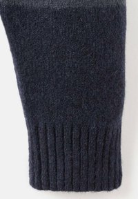 Polsino a manica lavorato a maglia di un blu navy scuro con motivo a coste al polso, realizzato in un morbido e spesso tessuto di lana. 