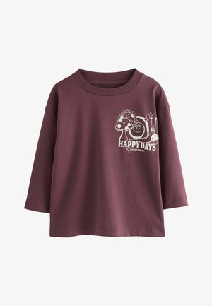 Bordeaux-kleurige longsleeve T-shirt van katoen, met een speelse grafische afbeelding van een paddenstoel, slak en de tekst "HAPPY DAYS" in crèmekleur.