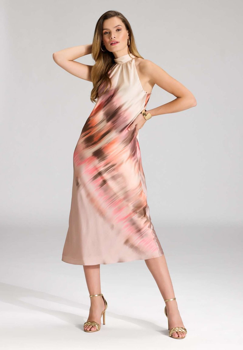 Satiinihalterneck-mekko, jossa on virtaava midi-malli ja liukuväri pinkin, persikan ja ruskean sävyissä. Kultaiset nauhakorot.