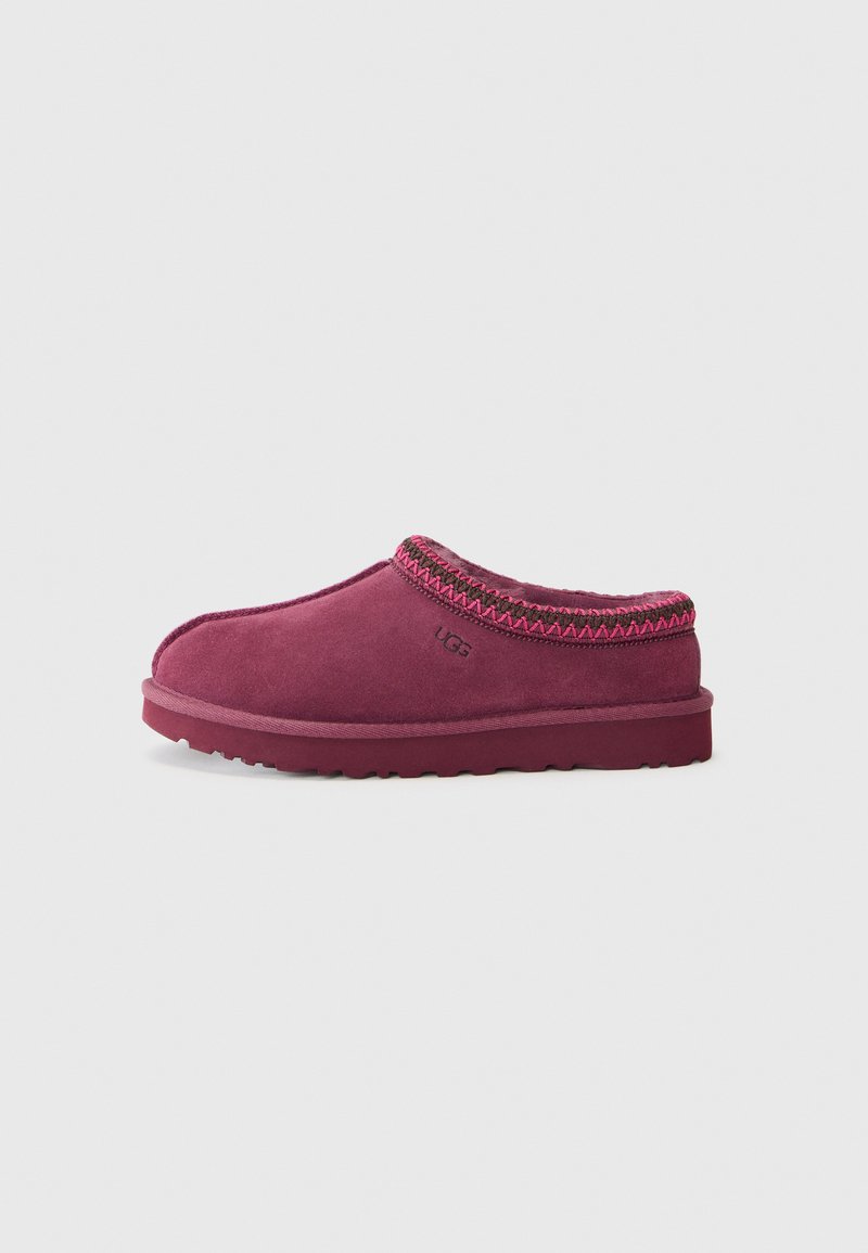 Chaussure violette à enfiler en daim, avec une bordure tissée texturée et une semelle en caoutchouc à motif décalé pour une meilleure adhérence. Comprend un détail de logo.