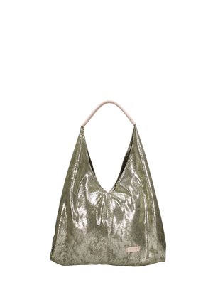 Sac à épaule vert olive métallique brillant avec une poignée beige pâle douce et une petite étiquette rectangulaire sur la partie inférieure avant.