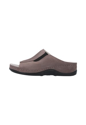 Brauner offene Zehen Slipper mit schwarzer Sohle und elastischem Seitenpanel für einfaches Anziehen, von der Seite gezeigt.