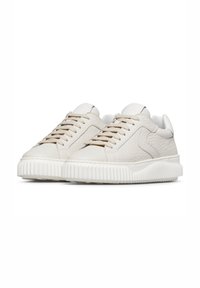 Sneakers bianchi in pelle con pannelli laterali texturizzati, lacci beige e suole in gomma rigate. Punta rotonda e design low-top.