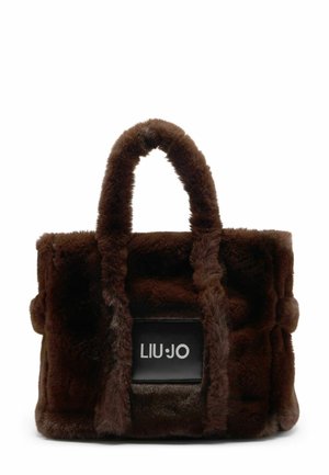 Sac à main en fausse fourrure marron avec deux poignées, de forme rectangulaire, et un patch logo noir avec "LIU·JO" sur le devant. Texture douce, couleur riche.