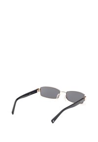 Sluneční brýle s obdélníkovými šedými skly, tenkým zlatým kovovým rámem a černými plastovými stranami s hvězdicovým akcentem poblíž spánku.