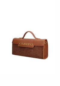 Borsa marrone realizzata in pelle testurizzata con una patta superiore liscia. Presenta un logo dorato "CUSTO" e un manico coordinato.