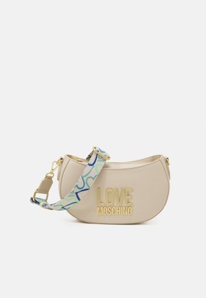 Beżowa półokrągła torebka z złotymi literami "LOVE MOSCHINO" oraz odpinanym niebiesko-zielonym wzorzystym paskiem na ramię.