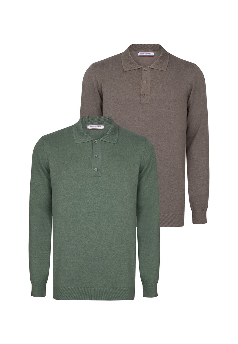 Twee lange mouw polo sweaters: de ene groen met een kraag en drie knopen, de andere bruin met een vergelijkbaar ontwerp en textuur.