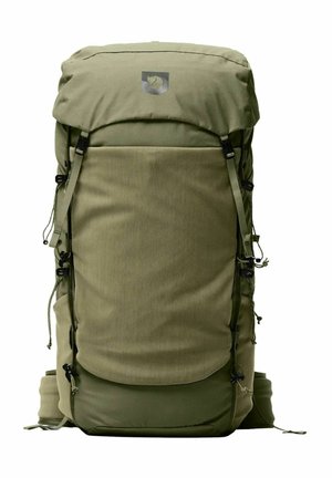 Mochila grande de senderismo en verde oliva con correas ajustables y logo frontal, diseñada para aventuras al aire libre y viajes prolongados.