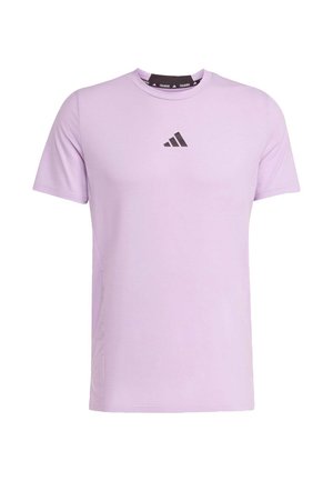 Helllila Kurzarm-T-Shirt aus weichem Stoff, mit einem schwarzen Adidas-Logo auf der Brust und einem Rundhalsausschnitt.