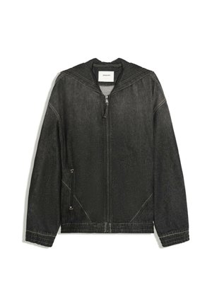 Veste en denim noire zippée avec capuche, poignets élastiques et détail de poche sur le côté gauche, posée à plat sur un fond blanc.