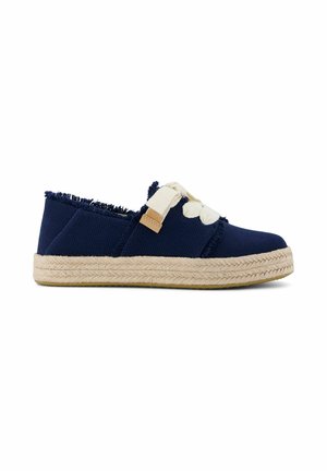 Marineblaue Espadrille mit ausgefransten Kanten, dicken cremefarbenen Schnürsenkeln und geflochtener Jutesohle vor weißem Hintergrund, Seitenansicht.