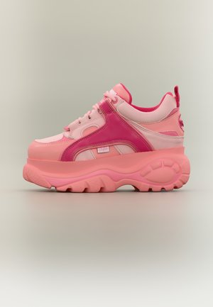 Χοντρό αθλητικό παπούτσι με πλατφόρμα σε αποχρώσεις του ροζ, με παχιά υφή στη σόλα, μπροστινό κορδόνι και επενδεδυμένο κολάρο, εμφανίζεται σε πλάγια όψη σε ουδέτερο φόντο.