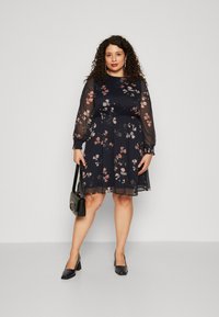 Vero Moda Curve VMSMILLA DRESS - Vapaa-ajan mekko - night sky/hallie