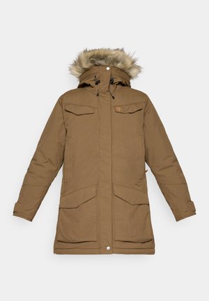Brun isolerad parka med fuskpäls vid huvan, framfickor med lock, justerbara ärmslut och dragsko på den höga kragen.