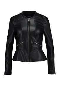 Giacca in pelle nera con orlo a peplo, chiusura con zip e due tasche con zip. Presenta cuciture minime e una superficie liscia.