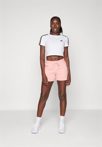 adidas Sportswear ESSENTIALS LINEAR - Športové šortky - semi pink spark