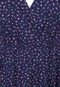 Zizzi WICKEL MIT FLORALEM MUSTER UND 3/4-ÄRMELN - Džersejové šaty - evening blue ditsy