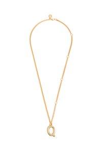 Collar de cadena de oro con un colgante Q redondo y liso. La cadena tiene pequeñas cuentas espaciadas uniformemente, con una superficie pulida y reflectante.