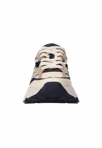 Beige en zwarte sneaker met textuurmesh en suède materialen, voorzien van witte veters, een donkere zool en een sportief ontwerp.