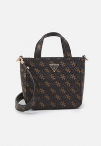 Borsa nera con texture, caratterizzata da accessori in oro, un logo triangolare, doppi manici e una tracolla regolabile, decorata con un motivo monogramma ripetuto.