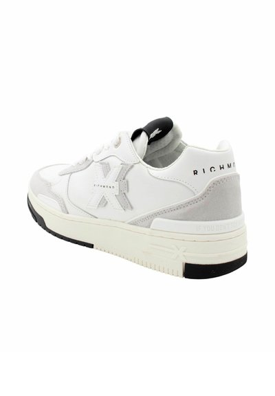 Sneakers bianche con tomaia in pelle liscia e dettagli in camoscio grigio. Suola in gomma spessa con dettagli neri, con logo sul tallone.